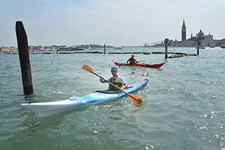 Angelo Lova in kayak nella Laguna di Venezia