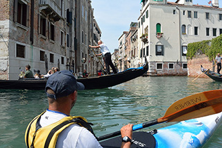 Angelo in kayak nei canali veneziani