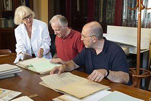 Andrea Macinanti con l'organista Emanuele Vianelli e l'archivista Enrica Panzeri durante una ricerca nell'archivio storico dell'Istituto