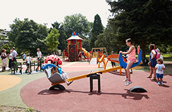 Bambini al nuovo parco giochi nella giornata di inaugurazione