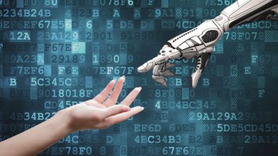 Una mano umana e e una di robot che si incontrano