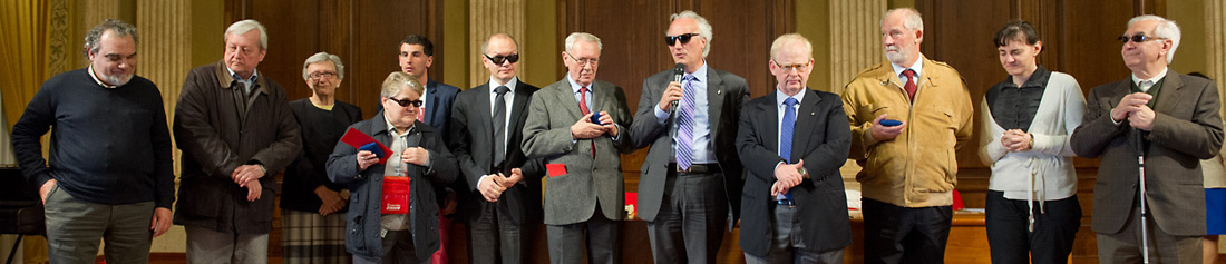 Foto di gruppo con i soci dell'UICI premiati per i cinquant'anni del loro sodalizio. 