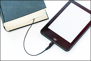 E-reader e libro cartaceo 