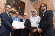 ulien Guénot, Ceo di Axa, consegna il reportage audio a Rodolfo Masto, commissario staordinario dell'Istituto dei Ciechi. Gli altri nella foto da sinistra sono Franco Lisi, Nicola Stilla e Michele Novaga che ha curato i testi.