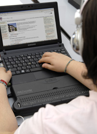 Allieva che utilizza tecnologie informatiche assistive.