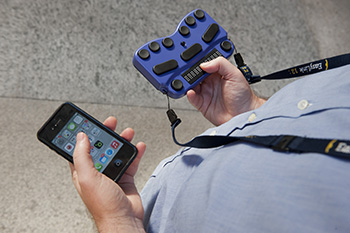 Un display braille e uno smartphone