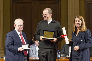 Don Davide Milani riceve il premio dell'Istituto dei Ciechi di Milano
