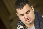 Emanuele Bravi legge da una pagina stampata in caratteri Braille