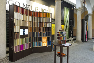 L'allestimento di Fogliezzo all'esterno della mostra Dialogo nel Buio.