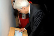 Il presidente Mattarella firma la Carta di Milano.