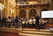 Gli allievi della Scuola media Vivaio suonano sul palco della Sala Barozzi