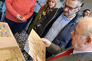 L’assessore al welfare Stefano Bolognini visita il centro di produzione materiale didattico dell’Istituto dei Ciechi