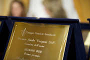  Targa assegnata a uno dei premiati” height=