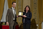 Alessandro Galimberti, presidente Unione nazionale cronisti italiani consegna la menzione speciale a Matteo Pucciarelli. Ritira il premio la giornalista di Repubblica Brunella Giovara” src=