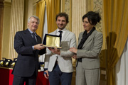  Il presidente della giuria Ferruccio de Bortoli e il segretario dell'Ordine dei giornalisti della Lombardia, Rosi Brandi, consegnano il primo premio web ad Andrea Tornago del Fattoquotidiano.it” height=