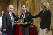  Rodolfo Masto e Elena Golino del Gruppo cronisti lombardi, consegnano il premio speciale dell'Istituto dei ciechi per la solidarietà al fotografo Vince Paolo Gerace” height=