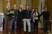  Alessandro Galimberti, presidente Unione nazionale cronisti italiani, consegna la menzione speciale alla redazione di Radio Lombardia” height=