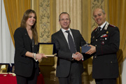  Francesca Leso di Skp group e il colonnello Canio Giuseppe La Gala, comandante provinciale dei carabinieri, consegnano il terzo premio a Enrico Fedocci, Mediaset” height=