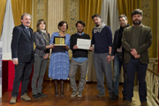  Il presidente dell'Ordine dei giornalisti della Lombardia Gabriele Dossena (sx) e Andrea Pertegato di Coop Lombardia (ultimo a dx) consegnano il secondo premio alla redazione di Radio Popolare” height=