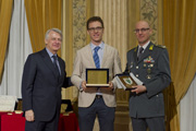  Il presidente della giuria Ferruccio de Bortoli e il generale Paolo Kalenda, comandante provinciale della Guardia di finanza, consegnano il primo premio sezione radio e tv a Jari Pilati, Rai” height=