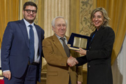  Cesare Giuzzi Gruppo cronisti lombardi e la dottoressa Alessandra Simone, dirigente del Commissariato Monforte-Vittoria, consegnano il premio 