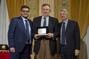  Cesare Giuzzi, Gruppo cronisti lombardi, e Ferruccio de Bortoli, presidente della giuria, consegnano il premio 