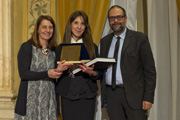 Rossella Verga del Gruppo cronisti lombardi e l'assessore comunale alla Sicurezza Marco Granelli consegnano la menzione speciale a Paola D'Amico del Corriere della Sera” height=