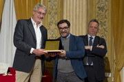  Il direttore di Oggi, Umberto Brindani e il segretario generale della Camera di commercio di Monza e Brianza, Renato Mattioni, consegnano la menzione speciale a Beppe Spatola di Breciaoggi” height=