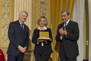  Il presidente della giuria, Ferruccio de Bortoli e il prefetto di Milano Alessandro Marangoni consegnano il primo premio carta stampata a Daniela Uva, il Giornale” height=