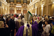 Il Cardinale Angelo Scola si avvia a celebrare la Santa Messa