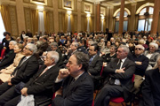 La platea, in primo piano il giornalista Giangiacomo Schiavi.