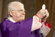 Il cardinale Angelo Scola celebra l'Eucarestia