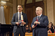 Giuseppe Sala riceve il premio dell'Istituto dei Ciechi