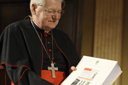 Il Cardinale Angelo Scola con una copia in codice braille del suo libro “Un nuovo umanesimo” realizzato dal Centro stampa dell'Istituto