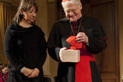 Il Cardinale Angelo Scola riceve in dono uno zucchetto © Foto Marco Rolando