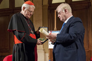 Il Cardinale Angelo Scola riceve il premio giornalistico Pierluigi Golino da Rodolfo Masto