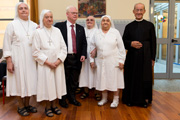 Suor Carla, Suor Rosita, Rodolfo Masto, Suor Annalisa, Suor Elisanna, Monsignor Luigi Manganini nel giorno dei saluti